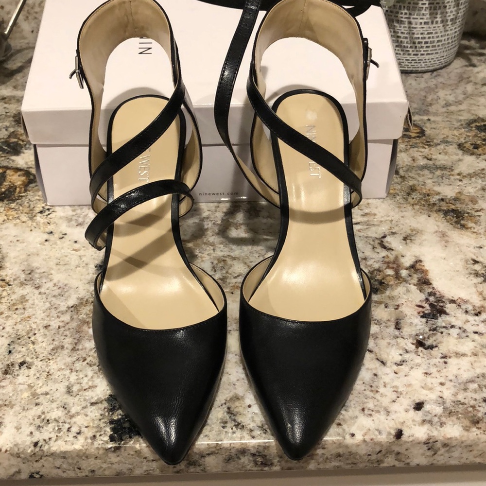 Pointed closed toe strappy black pumps